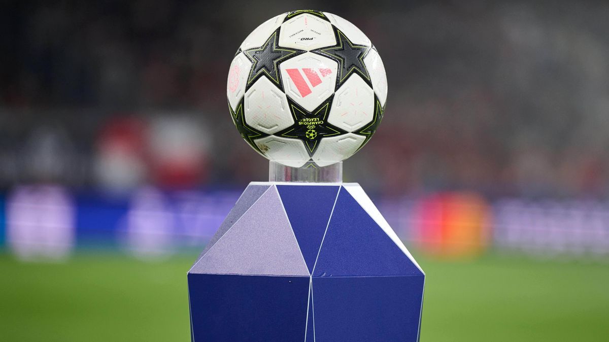 Salzburg, Österreich 27. August 2024: Champions League - Qualifikation - 2024 2025 - RB Salzburg vs. Dynamo Kiew Im Bild: Spielball Red Bull Arena *** Salzburg, Austria August 27, 2024 Champions Le...