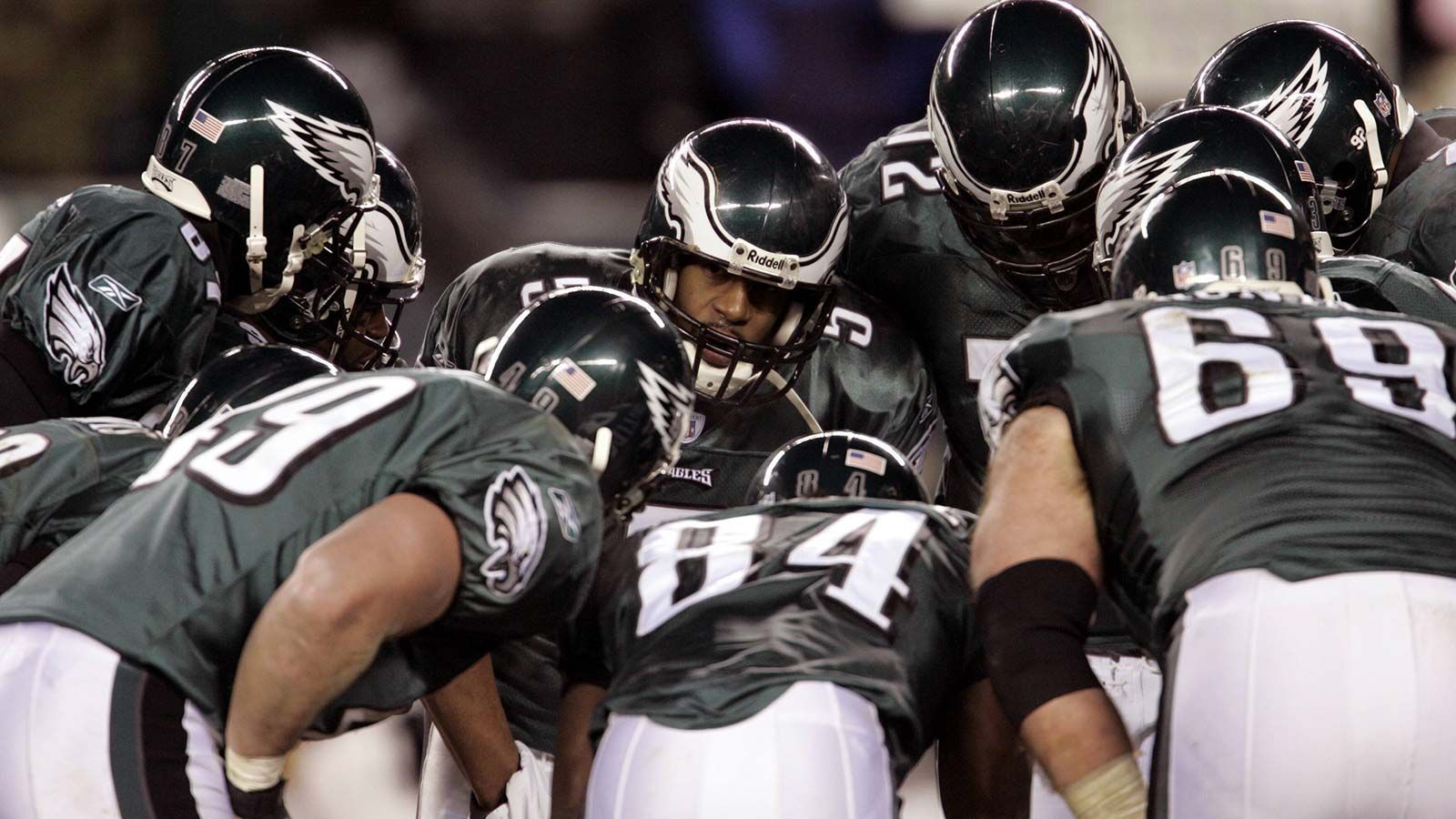 
                <strong>6. Philadelphia Eagles 2004</strong><br>
                Und noch ein Team, das den Super Bowl nicht gewinnen konnte. Obwohl zehn Spieler der Philadelphia Eagles in der Saison 2004 in den Pro Bowl gewählt wurden, erwiesen sich die New England Patriots von Tom Brady im Endspiel als zu stark. Während die Offensive dank des überragenden Wide Receivers Terrell Owens - 1200 Yards und 14 Touchdowns in 14 Spielen - zu den zehn besten Teams nach Yards und Punkten gehörte, war die Defensive um den späteren Hall of Famer Brian Dawkins die zweitbeste der NFL in diesem Jahr. Eine legendäre Truppe, doch durch den verlorenen Super Bowl nicht gut genug für Platz sechs.
              