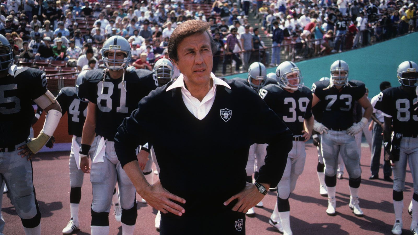 
                <strong>Tom Flores (Head Coach)</strong><br>
                Tom Flores kommt in seiner NFL-Karriere auf eine Bilanz von 105 Siegen und 90 Niederlagen. Er war als Trainer von 1979 bis 1987 bei den Oakland / Las Vegas Raiders aktiv und gewann zwei Super-Bowl-Ringe.
              