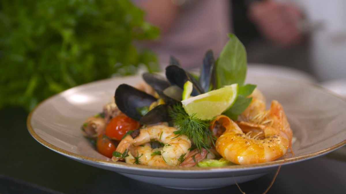 salatbowl mit frutti di mare