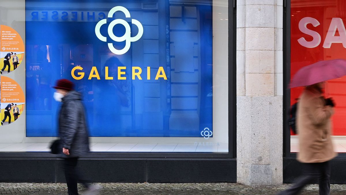 Passant:innen gehen an der Filiale von Galeria Karstadt Kaufhof in Potsdam vorbei. 