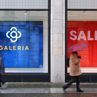 Passant:innen gehen an der Filiale von Galeria Karstadt Kaufhof in Potsdam vorbei. 