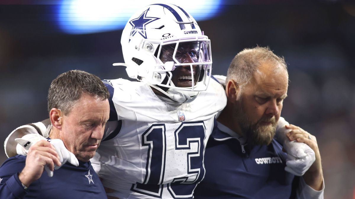 NFL, American Football Herren, USA Cincinnati Bengals at Dallas Cowboys Dec 9, 2024; Arlington, Texas, USA; Dallas Cowboys linebacker DeMarvion Overshown (13) is helped off the field after an injur...