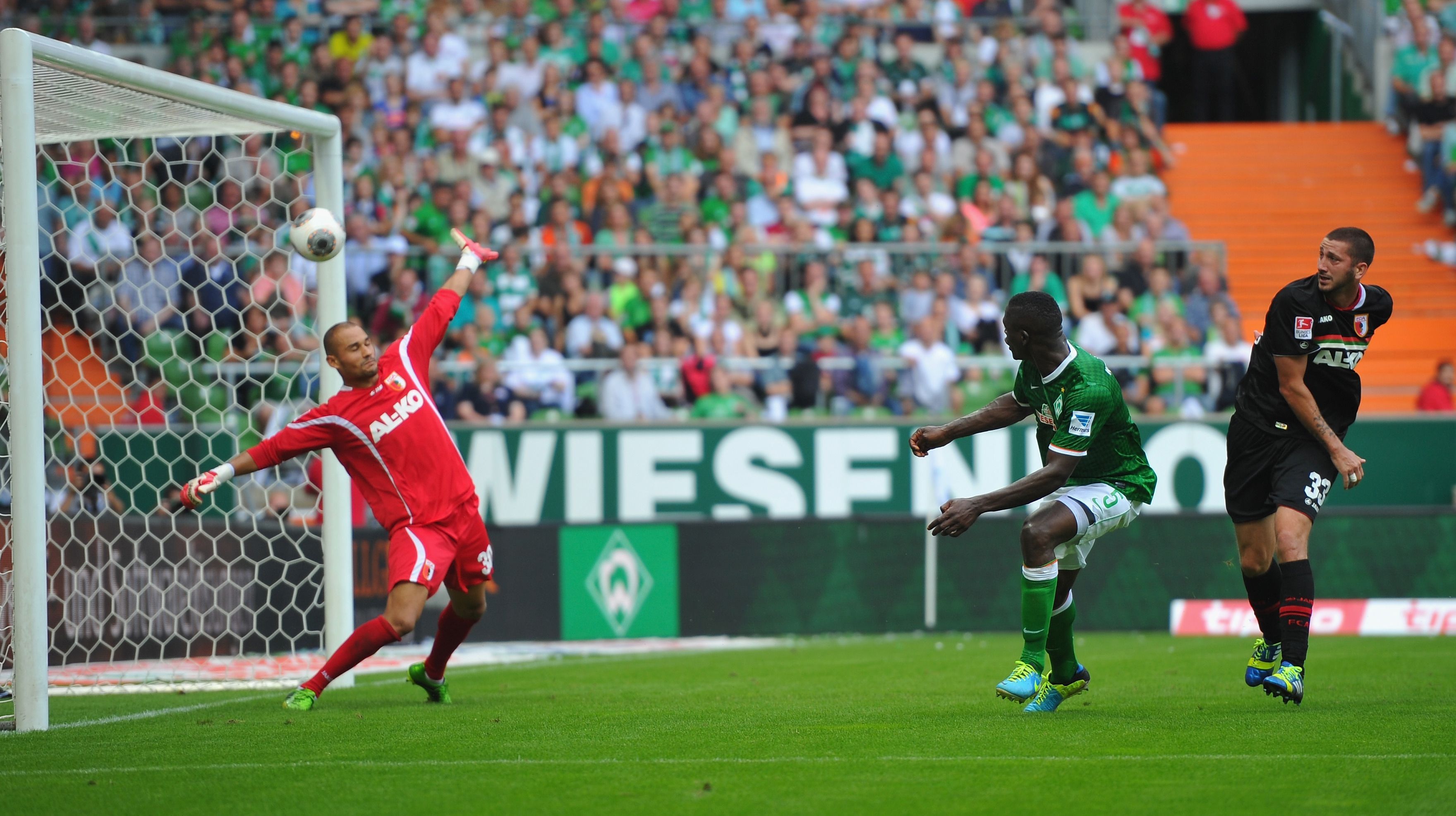 
                <strong>Werder Bremen - FC Augsburg 1:0</strong><br>
                Werder Bremen reicht ein Tor und eine durchschnittliche Leistung zum zweiten Sieg im zweiten Spiel. Augsburg spielte wie schon gegen Dortmund sehr ordentlich, bleibt aber bislang trotzdem ohne zählbaren Erfolg. 
              