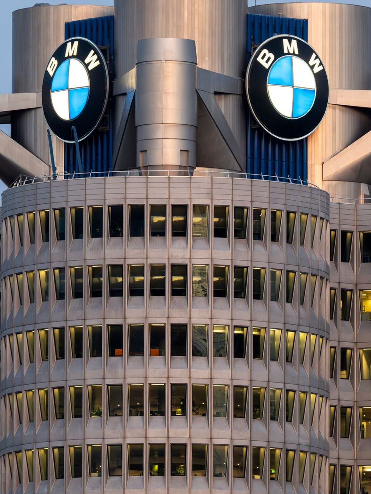 BMW Konzernzentrale mit BMW Logo