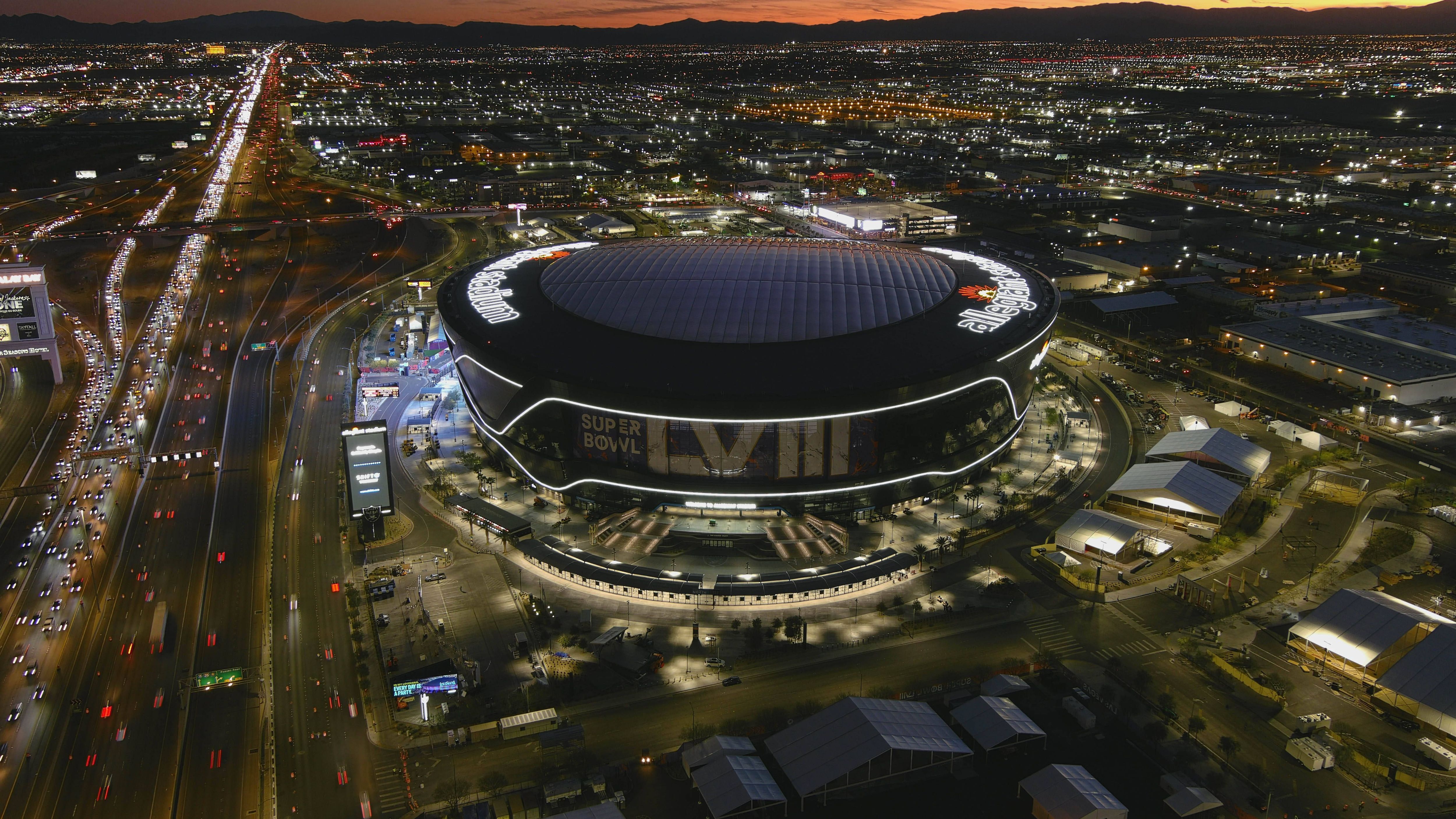 Das Stadion: Der Austragungsort für den Super Bowl wird immer gut drei bis fünf Jahre zuvor festgelegt. Das Allegiant Stadion befindet sich im Bundesstaat Nevada und ist für gewöhnlich die Heimat der Las Vegas Raiders. Es besitzt rund 65.000 Plätze kann aber auf 72.000 erweitert werden. Es wurde 2020 eröffnet.