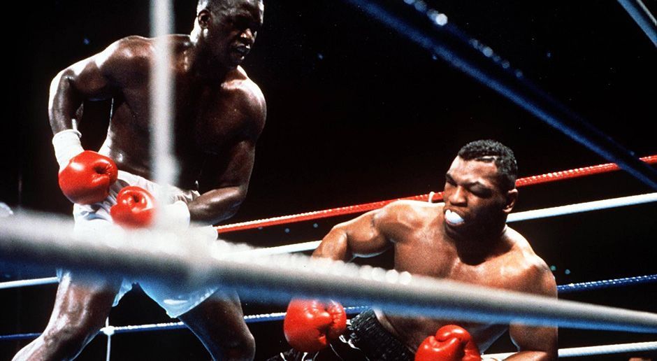 
                <strong>Mike Tyson</strong><br>
                Aus dieser Gemengelage entstand eine der größten Überraschungen in der Boxgeschichte. Tyson ging am 10. Februar 1990 in Tokio gegen den 40:1-Außenseiter James "Buster" Douglas K.o.. Doch es ging noch weiter bergab. Im Frühjahr 1992 wurde er in einem umstrittenen Indizienprozess wegen Vergewaltigung zu sechs Jahren Haft verurteilt. 
              