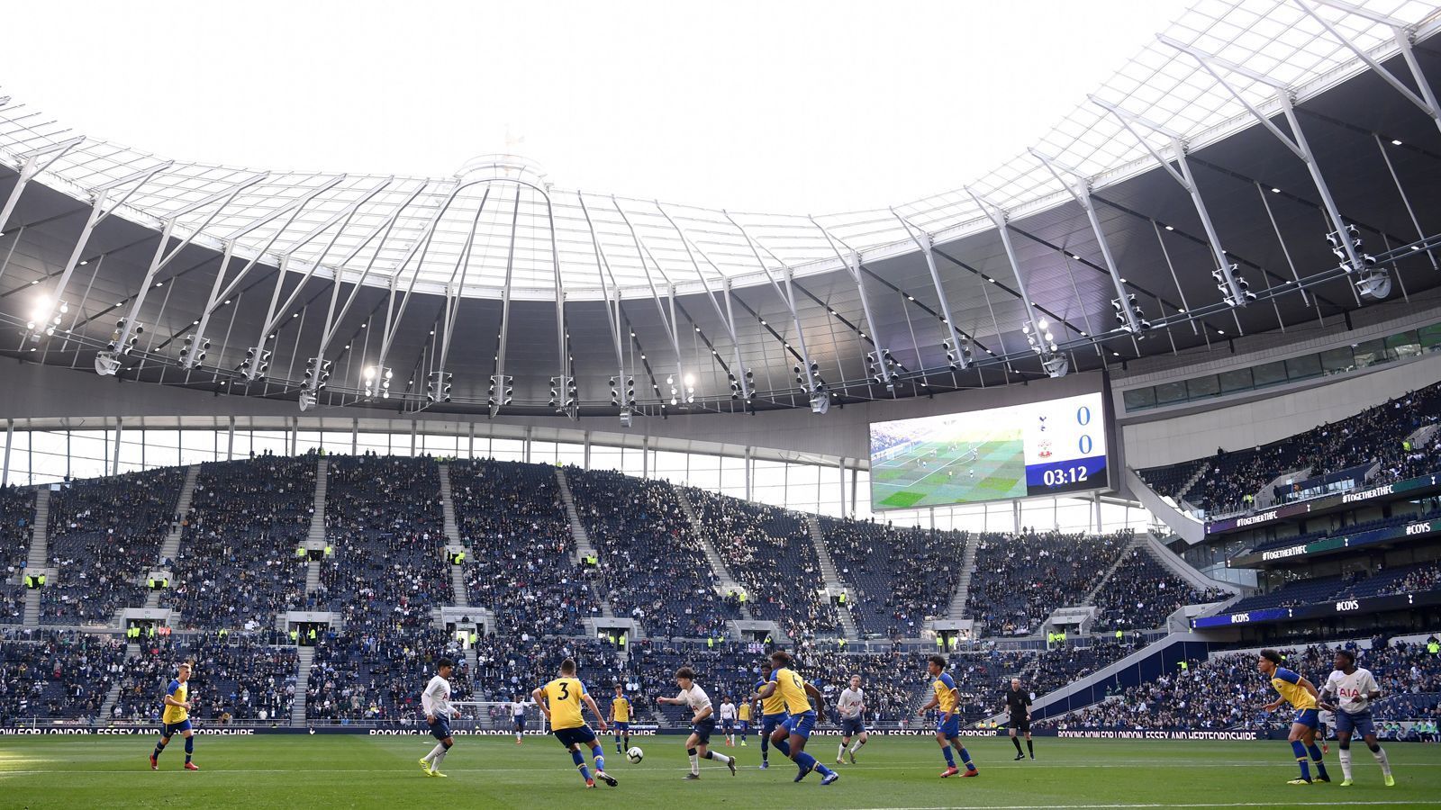 
                <strong>Tottenham Stadium: U18 eröffnet gegen Southampton</strong><br>
                Die erste öffentliche Veranstaltung im neuen Stadion ist der Kick zwischen den U18-Mannschaften von Tottenham Hotspur und dem FC Southampton vor immerhin 28.987 Zuschauern. Das erste Premier-League-Spiel findet am 3. April beim Londoner Derby zwischen den Spurs und Crystal Palace statt. Beim 2:0 feiern die Gastgeber eine gelungene Premiere. Den Bears und Raiders wird die Ehre zu Teil, als erste NFL-Teams im neuen Stadion aufzulaufen.
              