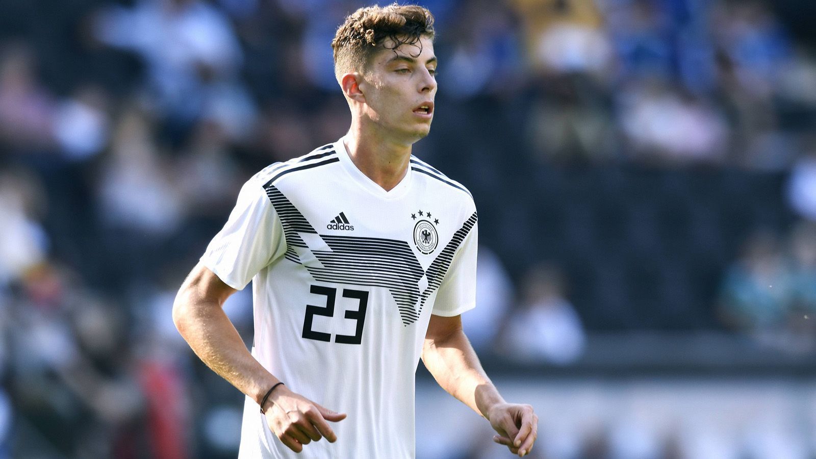 
                <strong>Kai Havertz (20) </strong><br>
                Auch für Ausnahmetalent Kai Havertz ist das U-Trikot des DFB schnell zu groß geworden. Der junge Leverkusener übersprang durch seine Leistungen bei der Werkself die U19 und debütierte im September 2018 unter Joachim Löw in der A-Nationalmannschaft und absolvierte bislang drei Länderspiele. Für die U21 lief Havertz bisher nicht auf. 
              