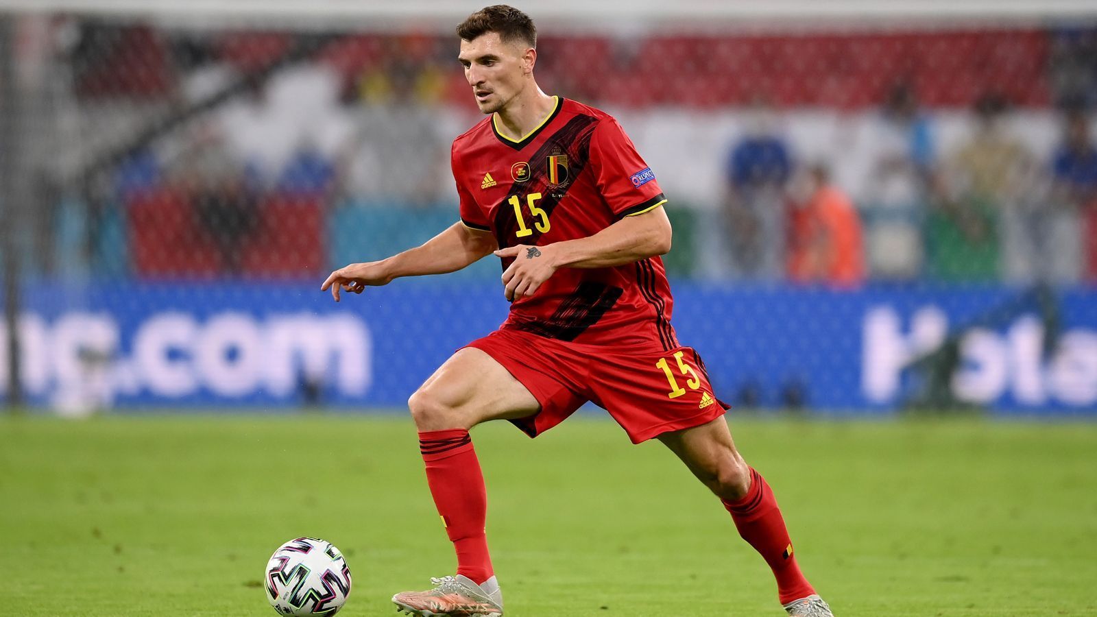 
                <strong>Thomas Meunier</strong><br>
                Agiert auf der rechten Außenbahn wie ein Wiesel. Läuft auf und ab und ist immer gefordert. In der Offensive ein wichtiger Faktor, in der Defensive hat er mit Spinazzola eine Menge zu tun. Ist immer anspielbar und äußerst agil, der ein oder andere Fehlpass inbegriffen. Geht in der 70. Minute für Nacer Chadli runter. ran-Note: 3
              