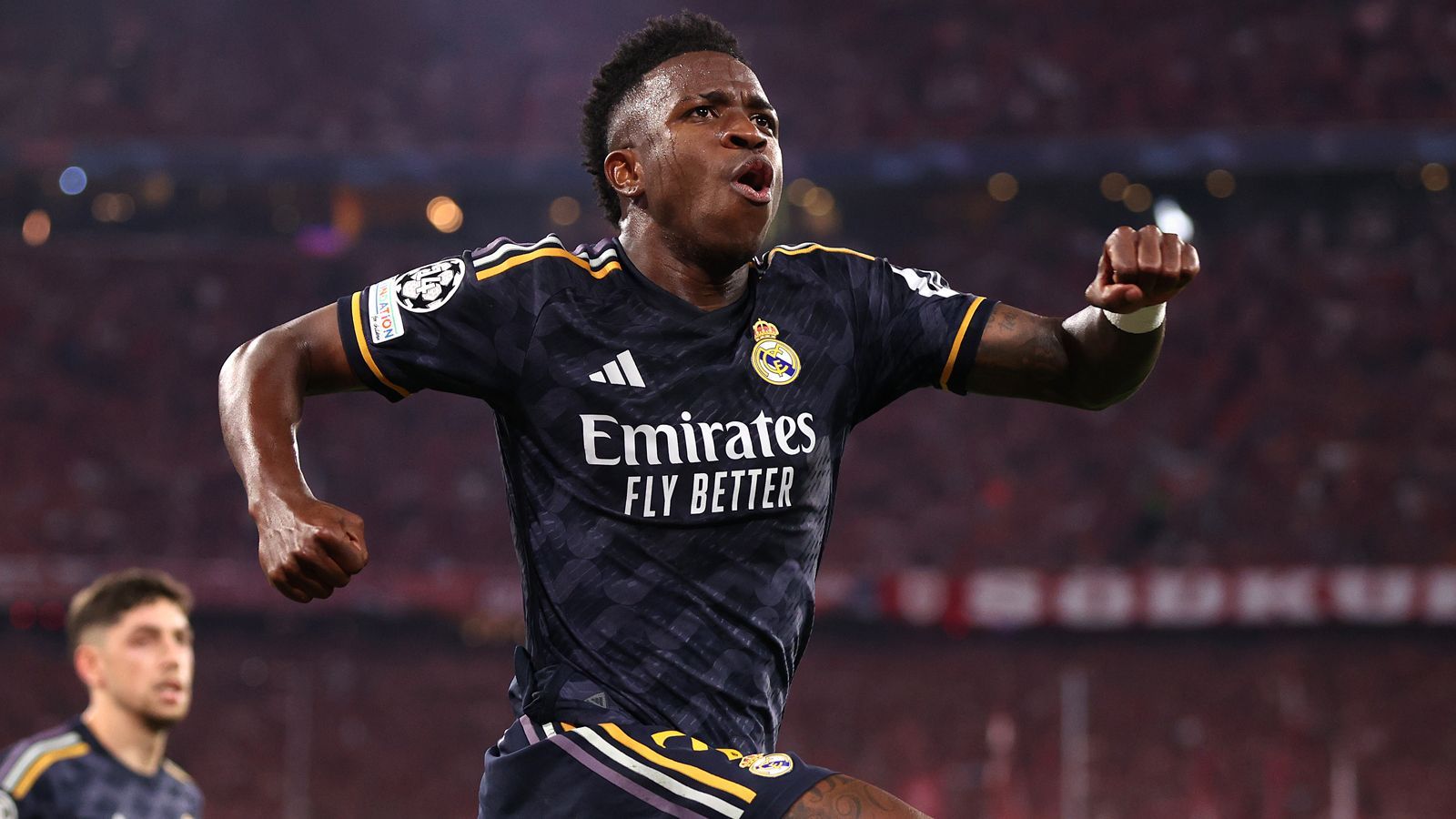 <strong>Corriere della Sera (Italien)</strong><br>"Vinicius' Doppelpack verhindert das bayerische Comeback: Die Entscheidung fällt in einer Woche im neuen Bernabeu, und obwohl das 2:2-Unentschieden im Hinspiel Real Madrid, dem Favoriten auf die 15. Champions League, einen kleinen Vorteil zu verschaffen scheint, muss man mit Prognosen vorsichtig sein. Denn Bayern München, das nach elf Jahren die Bundesliga verloren hat und sich am Ende der Saison nach Querelen und heftigen Kontroversen von Tuchel trennen wird, ist lebendiger denn je."