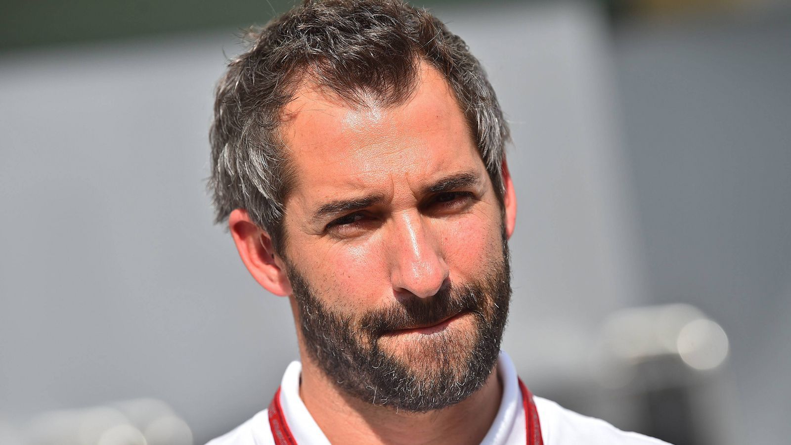 
                <strong>16 Timo Glock (BMW)</strong><br>
                Die letzten beiden Jahre fuhr der frühere Formel-1-Pilot im Dunstkreis des Titelrennens mit, führte 2018 die Gesamtwertung einige Rennen lang an, musste aber auf der Zielgeraden abreißen lassen, wurde Fünfter. Ansporn genug, um in neuen Saison mal bis zum Ende ganz vorne dabei zu sein.
              