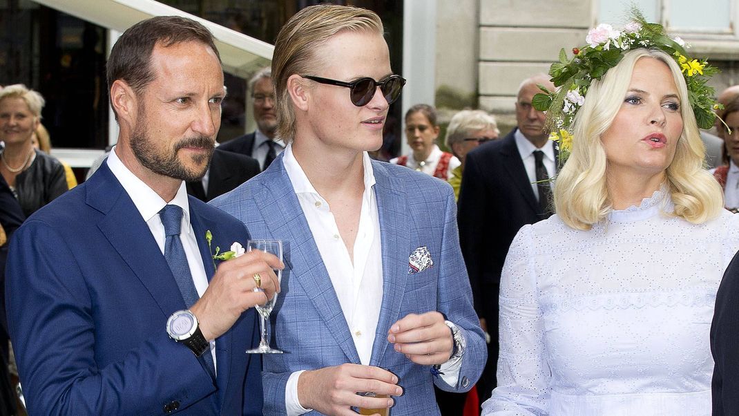 Kronprinz Haakon, Marius Borg Hoiby (Mitte) und Mette-Marit bei einer Veranstaltung 2016.