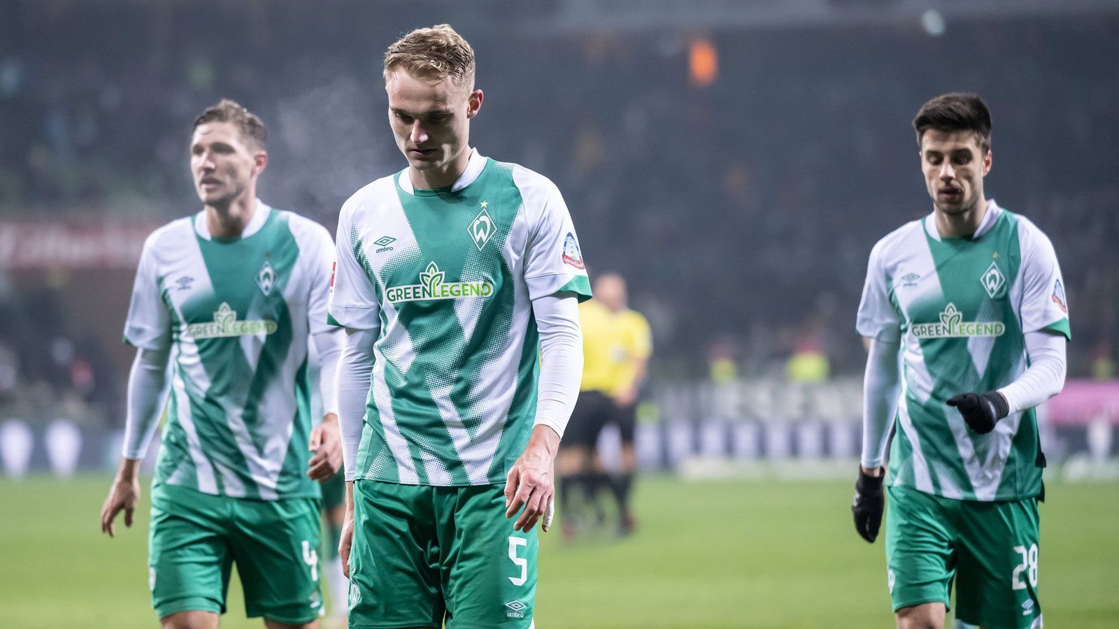 
                <strong>Verlierer: Defensive des SV Werder</strong><br>
                Oh weia, das war schon wieder nichts beim SV Werder. Auf die 1:7-Klatsche in Köln folgte eine 1:2-Niederlage im heimischen Weserstadion gegen den 1. FC Union, gleichbedeutend mit der vierten Bundesliga-Pleite in Serie. Weniger die jüngsten Niederlagen selbst, sondern die Art und Weise bereiten Grund zur Sorge. In Köln nahmen die Bremer eine Statistenrolle ein, gegen die Köpenicker legten sich Amos Pieper und Jiri Pavlenka die Eier selbst ins Nest. Zudem war offensiv in beiden Begegnungen reichlich wenig los. Und am Samstag gastieren auch noch die formstarken Wolfsburger an der Weser (ab 15:30 Uhr im Liveticker). Tritt keine Besserung ein, gibt's die nächste Enttäuschung.
              