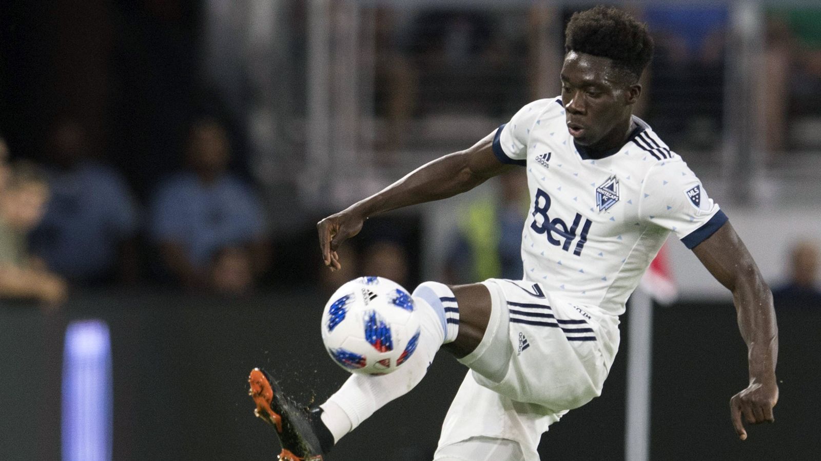 
                <strong>Alphonso Davies</strong><br>
                Im Rahmen von Bayerns USA-Reise im Sommer erklärten Präsident Uli Hoeneß und Vorstandsboss Karl-Heinz Rummenigge, dass Alphonso Davies Anfang 2019 nach München wechseln wird. Der 17-Jährige spielte zuvor bei MLS-Klub Vancouver Whitecaps. Bayerns Trainer Niko Kovac sagte dem Offensivspieler schon damals "eine große Zukunft" voraus, Hoeneß spricht von "einer Bombe". Die Ablösesumme soll um die zehn Millionen Euro betragen.
              