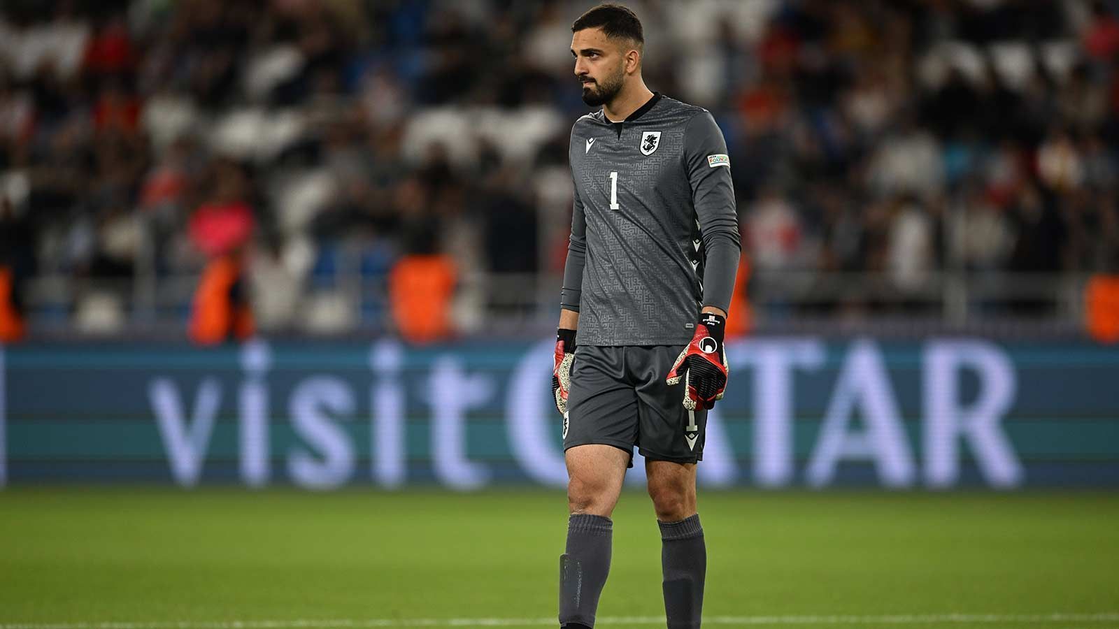 <strong>Giorgi Mamardashvili</strong><br>Zuvor wurde auch über weitere Alternativen spekuliert, darunter Giorgi Mamardashvili. Der Keeper des FC Valencia soll sich bei der U21-EM in das Blickfeld des FC Bayern gespielt haben. Er wäre ein geeigneter Nachfolger für Manuel Neuer, auf den sich der Rekordmeister über viele Jahre verlassen könnte. Allerdings: Ein Transfer dürfte durchaus teuer werden.