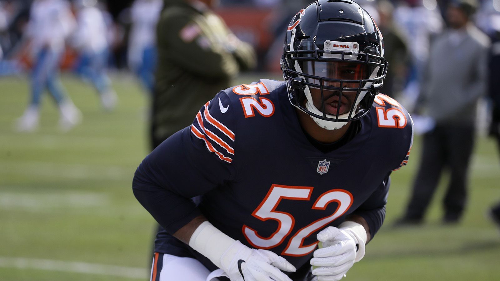 
                <strong>Platz 2: Khalil Mack (Chicago Bears)</strong><br>
                Dass das Trikot eines Defensivspielers auf Platz zwei dieses Rankings landet, zeigt die absolute Ausnahmestellung von Khalil Mack. Von den Raiders gekommen, hat er einen großen Anteil daran, dass die Bears ihre Bilanz im Vergleich zur vergangenen Spielzeit um sieben Siege aufbessern konnten und ganz dick im Titelrennen dabei sind.
              