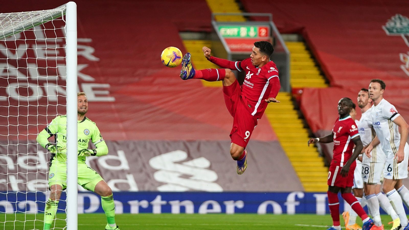 
                <strong>Platz 1: FC Liverpool</strong><br>
                Virgil van Dijk, Joe Gomez, Alex Oblade-Chamberlain, Trent Alexander-Arnold, Mohamed Salah, Andrew Robertson und jetzt auch noch Naby Keita - die Liste der prominenten (Langzeit-)Ausfälle beim FC Liverpool ist unerträglich lang. Trainer Jürgen Klopp spricht auf Pressekonferenzen schon lange nicht mehr über Taktik oder Gegner, sondern greift mit Vorliebe den englischen Fußballverband und die Macher der Premier League an. Sein Vorwurf: Viel zu viele Spiele, keine Sau kümmere sich um die Spieler der großen Vereine. "Wenn das so weitergeht, habe ich bald nur noch elf Spieler", monierte Klopp nach dem 3:0 gegen Leicester am Sonntag. Umso bemerkenswerter ist, wie die "Reds" trotz der Personalprobleme bislang durch die Saison kommen. Außer dem fiesen 2:7 gegen Aston Villa gab's noch keine Niederlage und in der Champions League bei drei Siegen noch kein Gegentor. Liverpool schleppt sich durch die Saison, das aber mit erstaunlicher Hartnäckigkeit und immer noch viel Qualität. Die Titel in Premier League und Champions League werden in dieser Saison über den FC Liverpool vergeben.
              