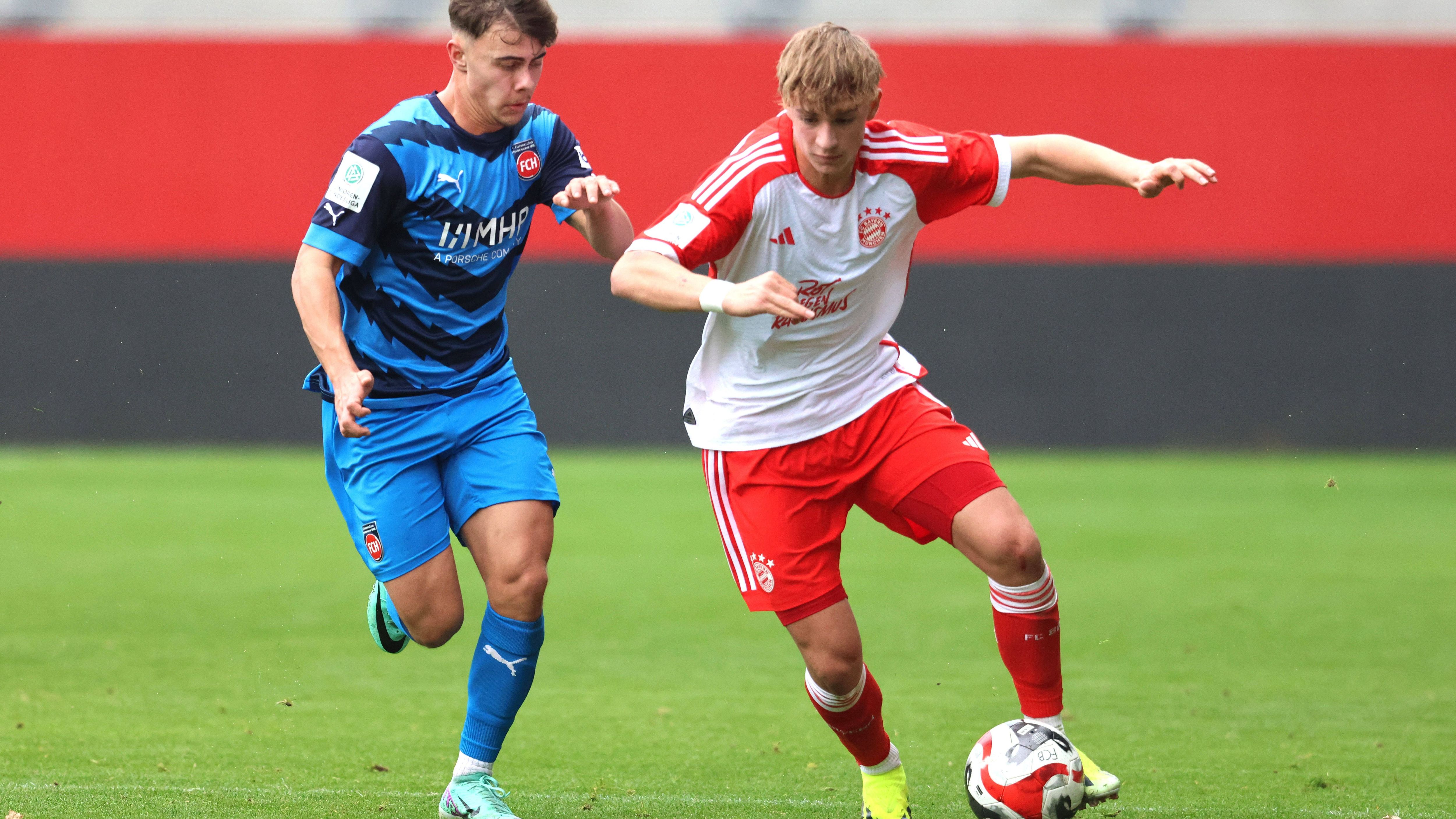 <strong>Maximilian Hennig (Linksverteidiger, 17)</strong><br>Zwar hat man sich in München beispielsweise an den spektakulären Alphonso Davies gewöhnt, doch die unaufgeregte und nahezu fehlerfreie Spielweise von Hennig erinnert mitunter an einen anderen Außenverteidiger, der in München Karriere machte: Philipp Lahm. Der Weg dorthin ist noch sehr weit, Anlagen für eine gute Profilaufbahn bringt er aber allemal mit.