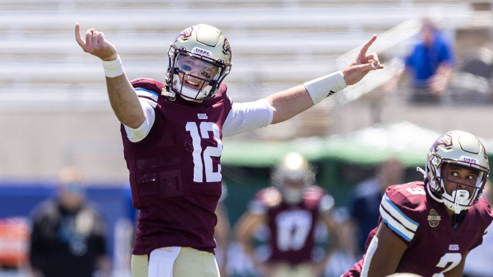 
                <strong>Ausflug in die USFL</strong><br>
                Anschließend ging es für Lynch in einem Draft-Verfahren zu den Michigan Panthers in die USFL. Der ehemalige Erstrundenpick wurde diesmal an achter Stelle in der zwölften Runde und als letzter der insgesamt 16 Quarterbacks ausgewählt - obwohl er als einziger NFL-Erfahrung vorweisen konnte. In drei Starts erzielte er zwei Siege, warf fünf Touchdowns, vier Interceptions und 550 Yards. Mit einer Beinverletzung landete er schließlich auch in Michigan auf der Injured-Liste, was gleichzeitig seinen einjährigen Ausflug in die USFL beendete.
              