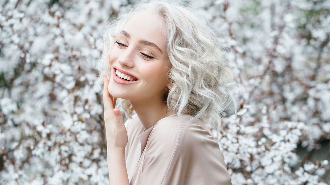 Ein Long Bob mit Locken sieht nur nicht super aus, sondern steht auch noch jedem hervorragend – ein kleiner Tipp: Auch mit glatter Haarstruktur kannst du dir voluminöse Locken stylen. 