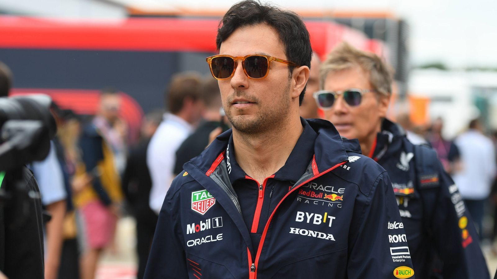 
                <strong>Sergio Perez (Red Bull Racing)</strong><br>
                Der offensichtlichste Name ist natürlich Sergio Perez. Seit Wochen bereits wird gemunkelt, dass Red Bull intern einen Abschied vorbereiten soll. Dass die Verantwortlichen mit "Checo" unzufrieden sind, ist längst kein Geheimnis mehr.
              
