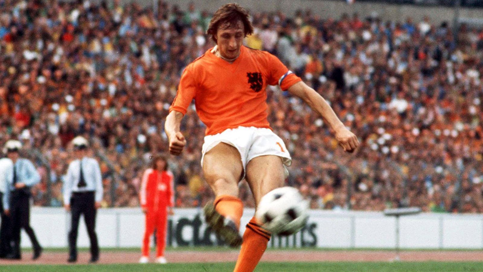 
                <strong>Johann Cruyff</strong><br>
                Johann Cruyff ist nur 1974 in Deutschland bei einer WM dabei. Trotzdem ist er eine der prägenden Figuren der WM-Historie, denn er gilt als Revolutionär des modernen Fußballs. Mit großartigen Auftritten führt er seine Mannschaft ins Finale, wo er gleich zu Beginn einen Elfmeter herausholt. Für den Titel reicht es aber nicht.
              