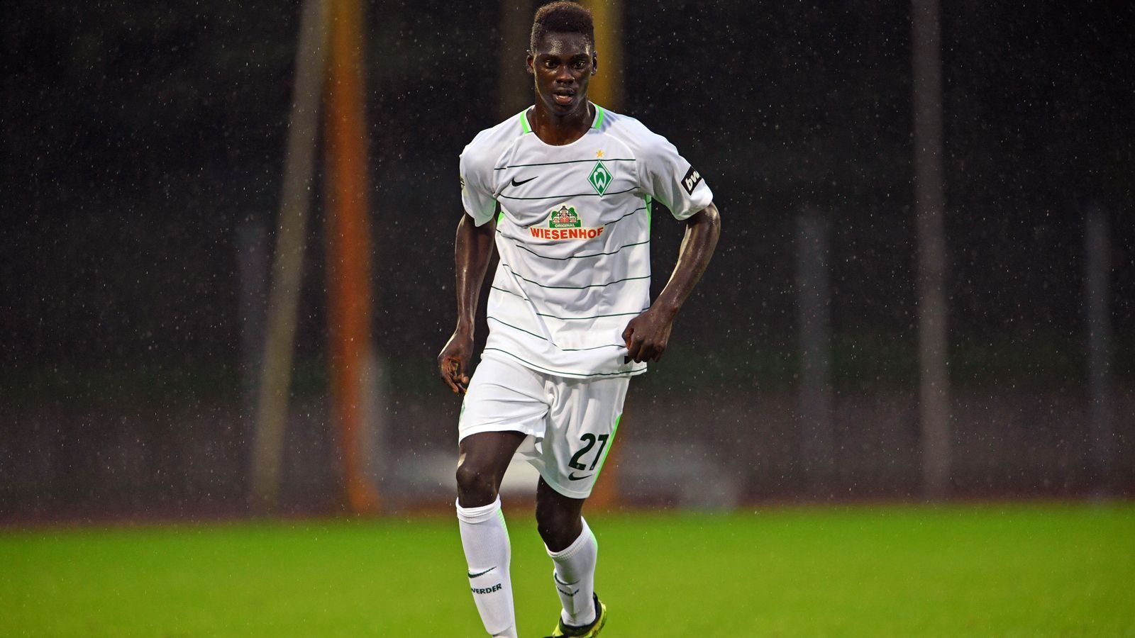 
                <strong>Idrissa Toure (SV Werder Bremen)</strong><br>
                Position: Zentraler MittelfeldspielerAlter: 20 JahreNationalität: Deutschland/Guinea
              