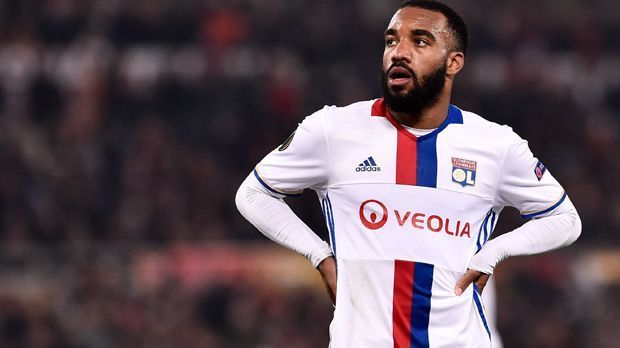 
                <strong>Alexandre Lacazette (Olympique Lyon)</strong><br>
                Erneut spielt Alexandre Lacazette bei Olympique Lyon eine überragende Saison - und erneut reicht es nicht für die französische Meisterschaft. Doch der 25-Jährige schafft es in das Ligue-1-Team der Saison - und das nicht ohne Grund: In 34 Liga-Spielen gelingen ihm 26 Tore. Hinzu kommen sechs Champions-League-Treffer in acht Partien. Dieser sensationelle Wert wird allerdings von einem PSG-Star übertroffen. 
              