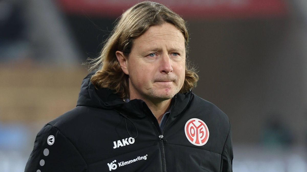 30.11.2025, xrekx, Fussball 1.Bundesliga, SC Freiburg - FSV Mainz 05 v.l. Spielende Bo Henriksen Trainer (1.FSV Mainz 05) (DFL DFB REGULATIONS PROHIBIT ANY USE OF PHOTOGRAPHS as IMAGE SEQUENCES and...