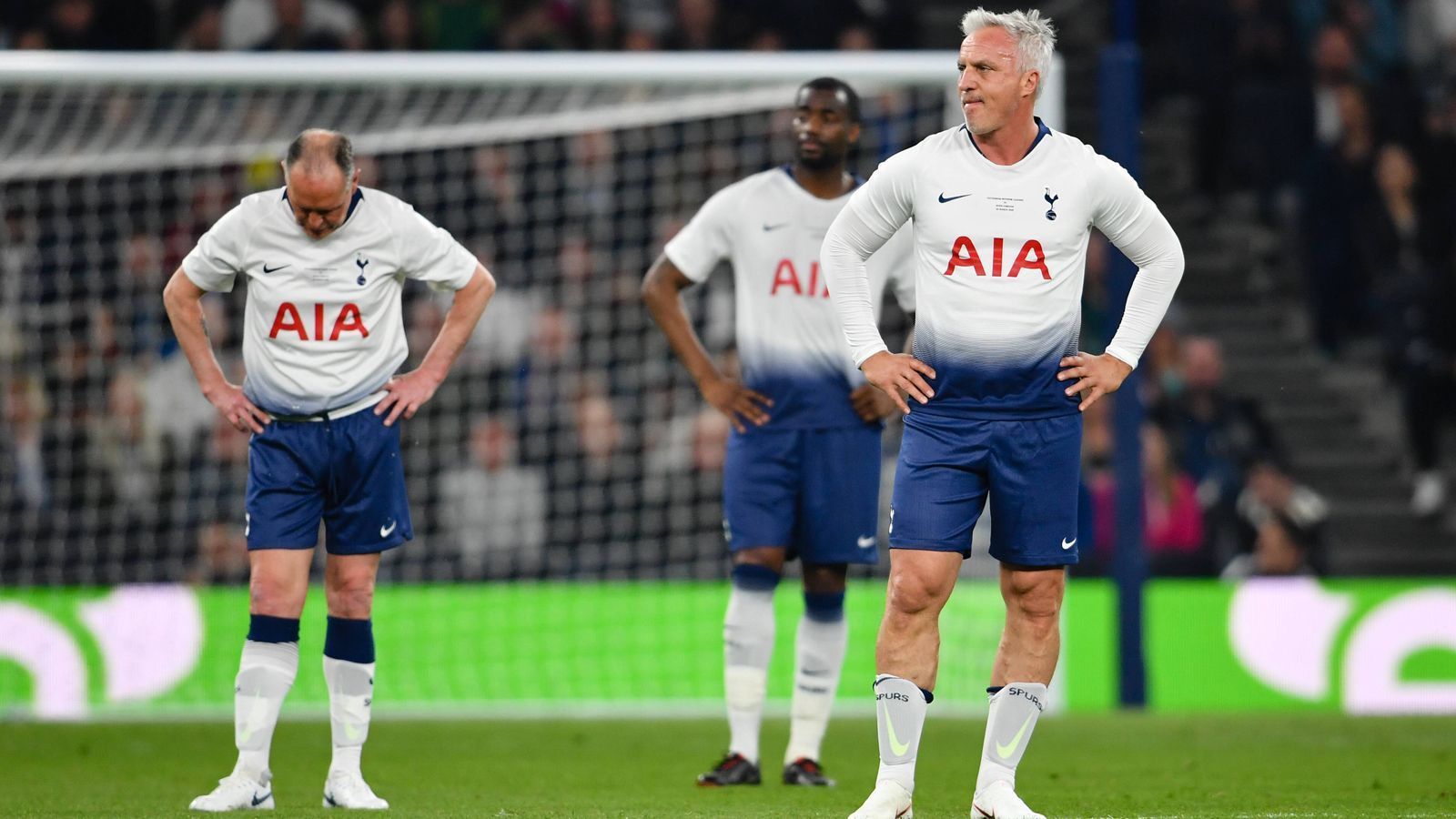 
                <strong>David Ginola</strong><br>
                Obwohl die Tottenham-Oldies um David Ginola (v.) vier Treffer erzielten, musste sich der Gastgeber bei der Stadioneröffnung den Altstars von Inter Mailand mit 4:5 geschlagen geben. 
              