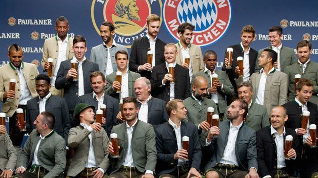 
                <strong>Die Bayern stoßen an</strong><br>
                Auf eine erfolgreiche Saison? Die Bayern stoßen für die Werbeaufnahmen miteinander an.
              