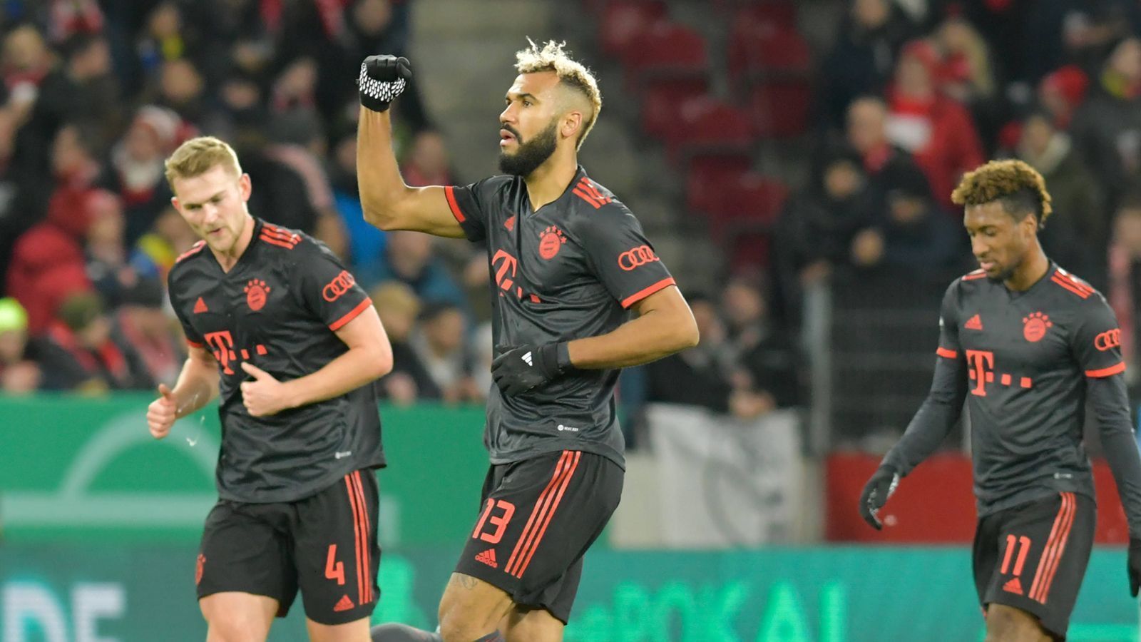 
                <strong>Eric Maxim Choupo-Moting</strong><br>
                Trifft schon in der 18. Minute nach einer sehenswerten Flanke von Neu-Teamkollege Joao Cancelo mit einer Volleyabnahme zum zwischenzeitlichen 1:0. Haut sich auch sonst in der Offensive in jeden Zweikampf, scheut kein Kopfballduell und sorgt mit seinen tiefen Läufen in der Mainzer Defensive immer wieder für Unruhe und Durcheinander. ran-Note: 2
              