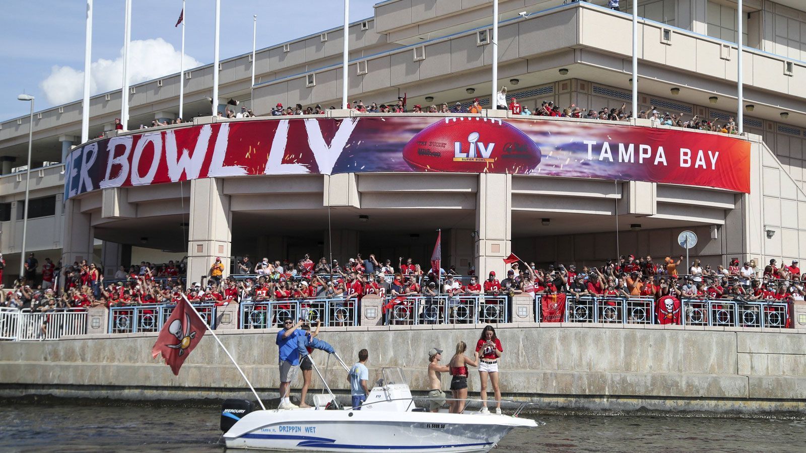 
                <strong>Die Bootsparade der Buccaneers nach dem Super-Bowl-Triumph</strong><br>
                Mancher harrt schon etwas länger aus, um dabei sein zu können. Wie dieses Banner.
              