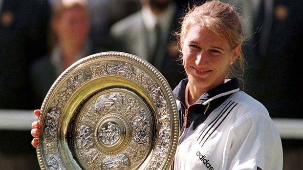 
                <strong>Steffi Graf anno 1996</strong><br>
                Nachdem 1991 die Dominanz von Graf abzureißen begann und sie nach vier Jahren Weltranglistenplatz eins abgeben musste, fand sie Mitte der 90er zu alter Stärke zurück und gewann unter anderem in Wimbledon.
              