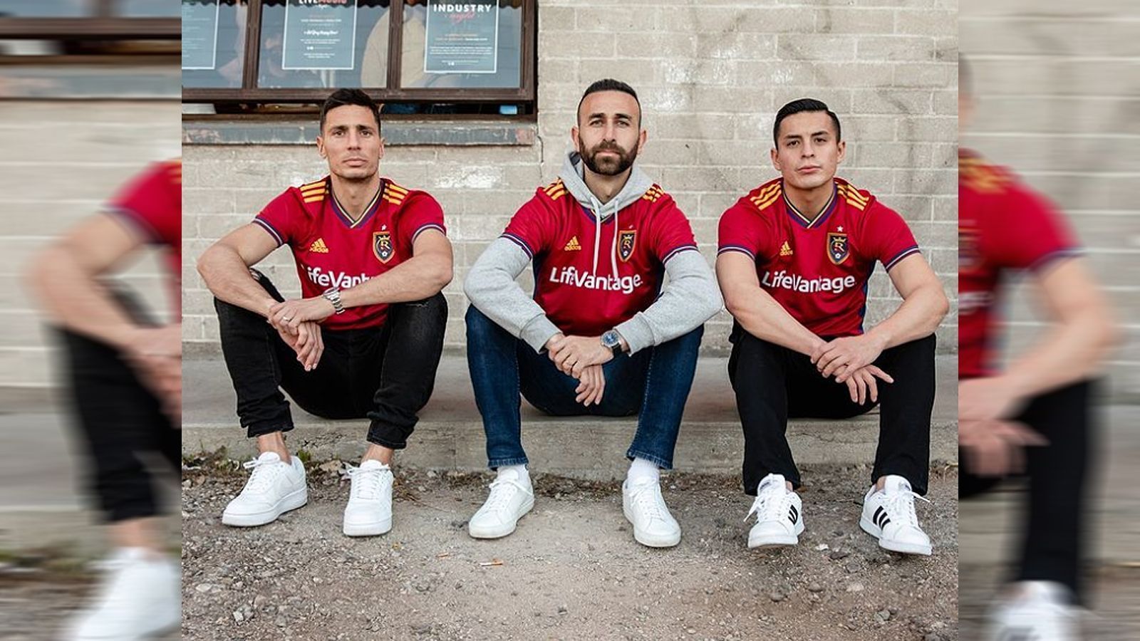 
                <strong>Real Salt Lake City</strong><br>
                "Believe", alsoGlaube. Unter diesem Motto geht Real Salt Lake City in die Saison 2022 und das mit dem gleichnamigen Trikot. Vorgestellt wurde das neue Shirt unter anderem vom früheren Union-Berlin-Profi Damir Greilach (li.).
              