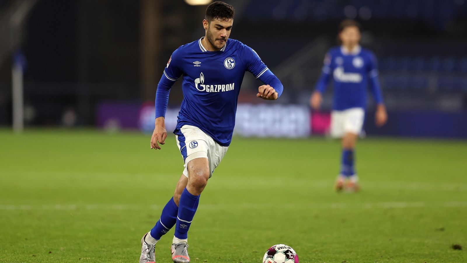 
                <strong>Hoffen auf "signifikante Transfererlöse"</strong><br>
                Obwohl es zuletzt mit lukrativen Spielerverkäufen nicht wirklich klappte, setzt Schalke darin große Hoffnung für den Sommer 2021. Die Knappen planen "im Abstiegsfall mit signifikanten Transfererlösen, die aufgrund des Umbaus des Kaders für die 2. Liga realisiert werden können. Diese Annahme untermauert der Vorstand durch in der Vergangenheit äußerst werthaltige Angebote für Spieler des aktuellen Kaders sowie aktuell bestehende Transferklauseln". Spieler, wie beispielsweise der mit Kaufoption an Liverpool verliehene Ozan Kabak, müssen im Sommer zu Geld gemacht werden. Andere teure Stars wie Amine Harit, Suat Serdar und Co. werden ziemlich sicher ebenfalls verkauft.
              