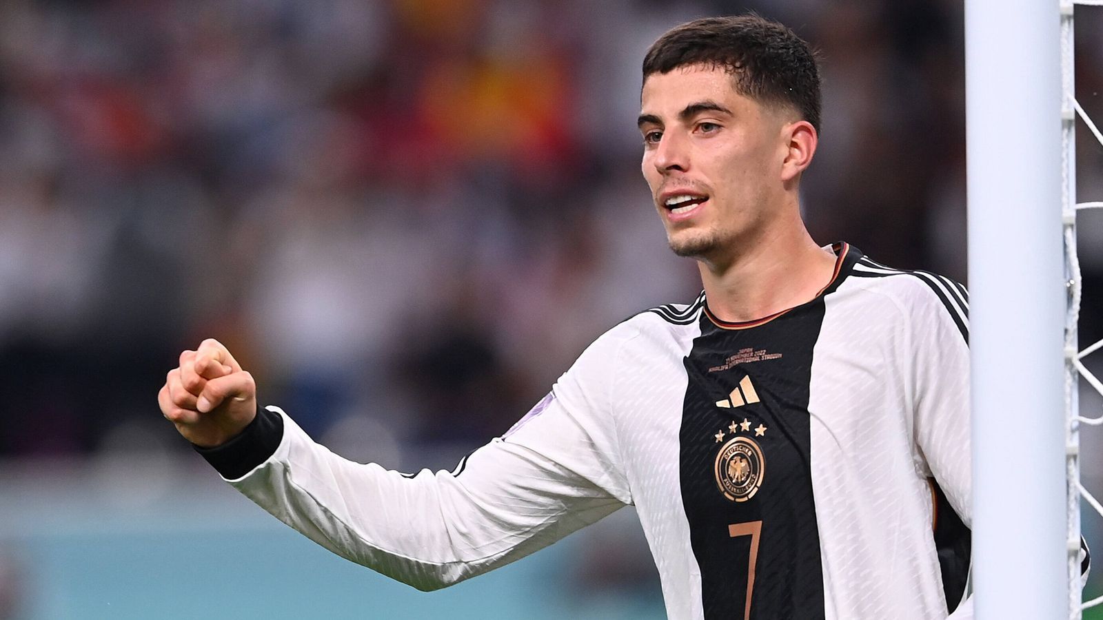 
                <strong>Kai Havertz</strong><br>
                Als Einwechselspieler trifft er doppelt und lässt Deutschland dadurch vom Achtelfinale träumen. Zudem leitete er einen vielversprechenden Angriff ein, der zur Großchance von Füllkrug führt. ran-Note: 2
              