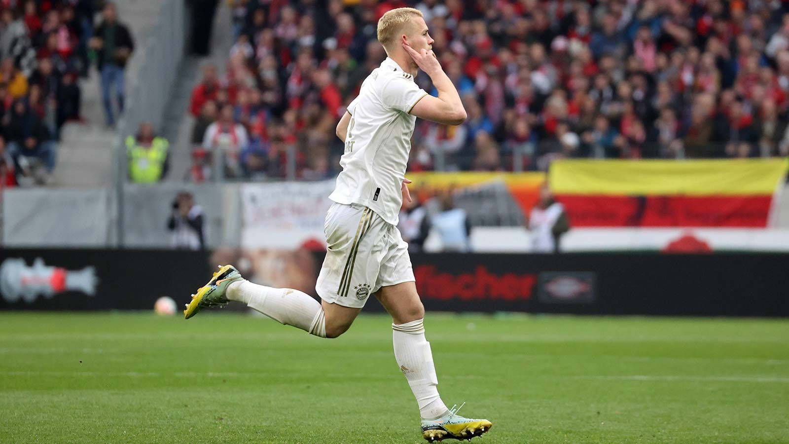 
                <strong>Gewinner: Matthijs de Ligt</strong><br>
                Matthijs de Ligt gehörte nicht nur aufgrund seines sehenswerten Treffers zum 1:0-Endstand über den SC Freiburg zu den besten Spielern des Spieltags. Der Innenverteidiger überzeugte auch als Anführer der Defensive des FC Bayern, die zum ersten Mal seit sechs Wochen wieder zu null spielen konnte. Der Neuzugang aus dem Sommer wird immer wertvoller und ist aus der Mannschaft inzwischen fast nicht mehr wegzudenken. Passend, dass das Tor des Niederländers die Verfolger aus Dortmund auf Abstand hält.
              