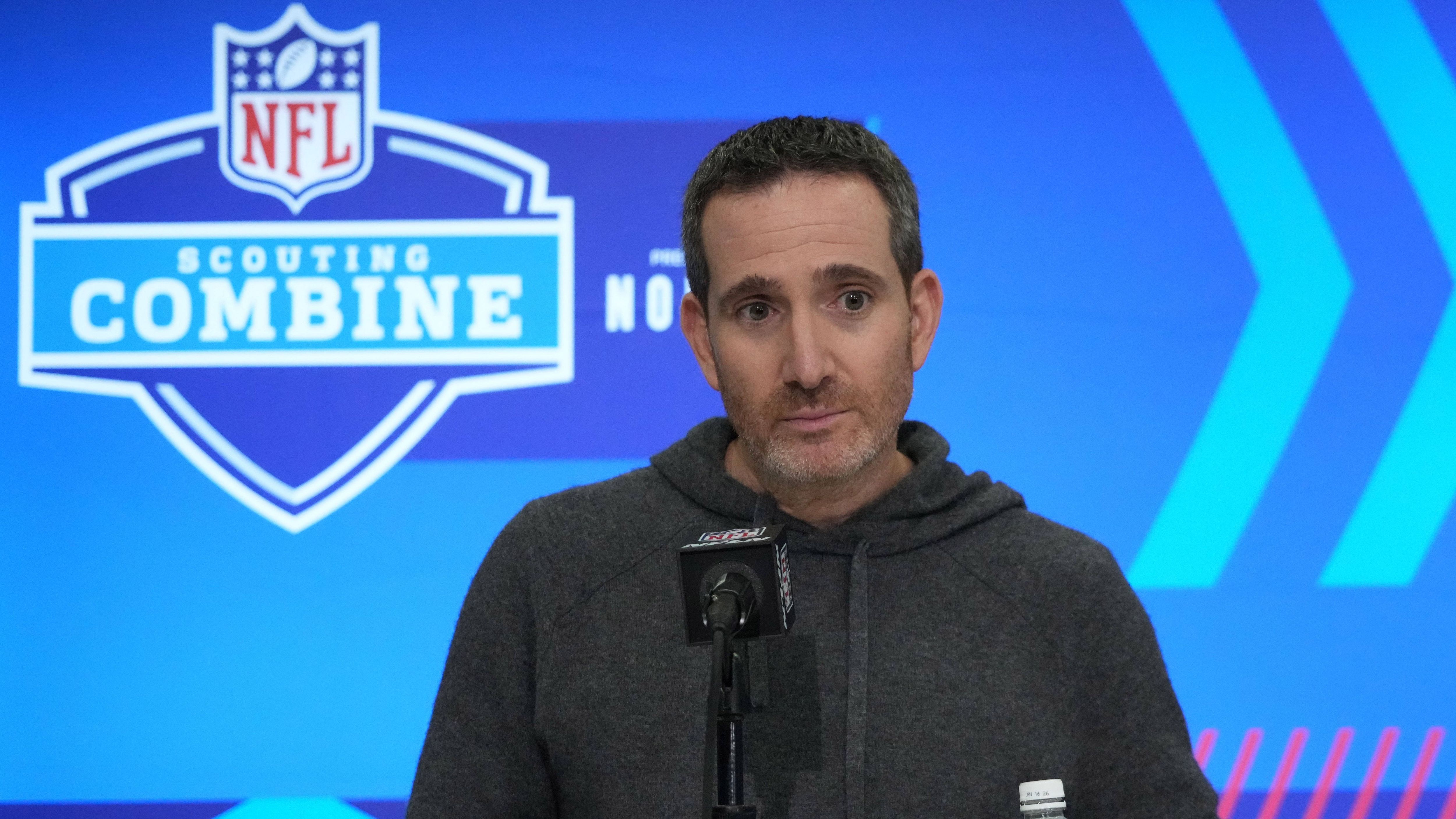 <strong>Eagles fleißige Trader</strong><br>Die Philadelphia Eagles haben den NFL-Rekord für die meisten Trades eingestellt. Die Eagles tradeten 2024 gleich acht Mal, was seit 1990 nur die Houston Texans (2023) und die New England Patriots (2018) schafften. General Manager Howie Roseman war vor allem am Samstag fleißig, als Philadelphia an Tag 3 fünf verschiedene Trades durchführte.