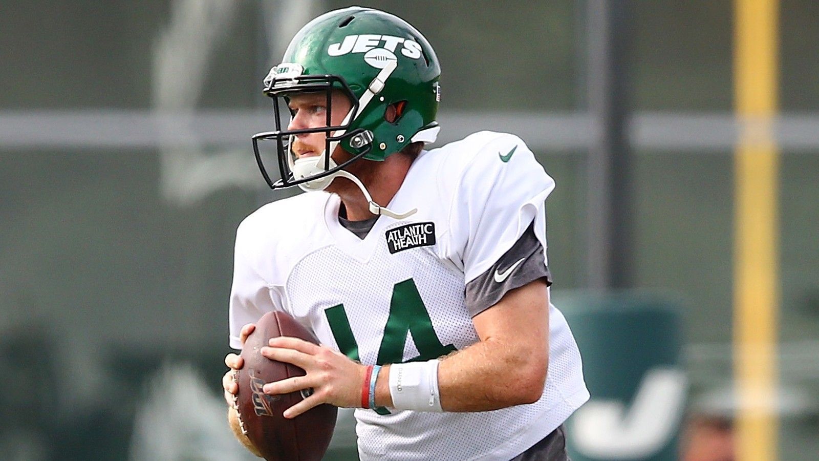 
                <strong>New York Jets: Sam Darnold (Offense)</strong><br>
                Wie viel Zeit bleibt Sam Darnold, um dieses Jets-Team auf Vordermann zu bringen? Der Quarterback geht in sein drittes Jahr und muss jetzt konstant beweisen, dass er bei den Jets der Quarterback der Zukunft ist. Immerhin wurde dafür auch die zuletzt schlechte Offensive Line im Draft verbessert. Entwickelt sich Darnold nicht weiter, wird die Luft in einer Stadt wie New York schnell dünn.
              