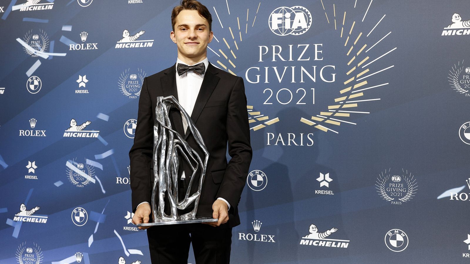 
                <strong>Zweimal Rookie des Jahres - das schafften sonst nur Hamilton und Leclerc</strong><br>
                Gleich zweimal wurde Piastri dank seiner Titel beim renommierten Autosport Award zum Rookie des Jahres gekürt (2020 und 2021). Das gelang zuvor nur Hamilton und Leclerc. Zudem war Piastri der erste Fahrer überhaupt, der diesen Preis als Formel-3-Pilot ergatterte.
              