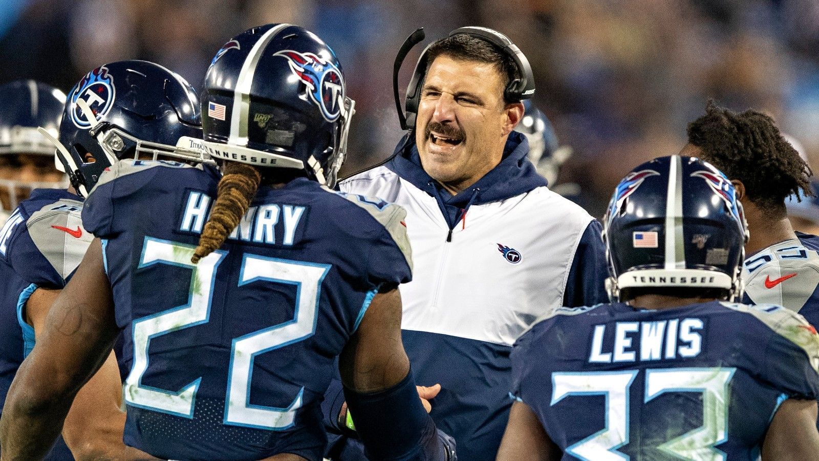 
                <strong>Wie Vrabel die Tennessee Titans zu einem Top-Team macht</strong><br>
                Bei den Tennessee Titans läuft es rund. Mit acht Siegen und drei Niederlagen steht die Franchise an der Spitze der AFC South. Am Abend kommt es im Spiel gegen die Cleveland Browns zum wichtigen Duell zweier Teams mit derselben Bilanz (ab 19 Uhr LIVE auf PROSIEBEN MAXX und im Stream auf ran.de). Seit Head Coach Mike Vrabel die Titans 2018 übernommen hat, geht es stetig aufwärts. Wie ist es dem 45-Jährigen gelungen, aus einer Truppe, die jahrelang mit den Playoffs nichts zu tun hatte, ein Top-Team zu formen?
              