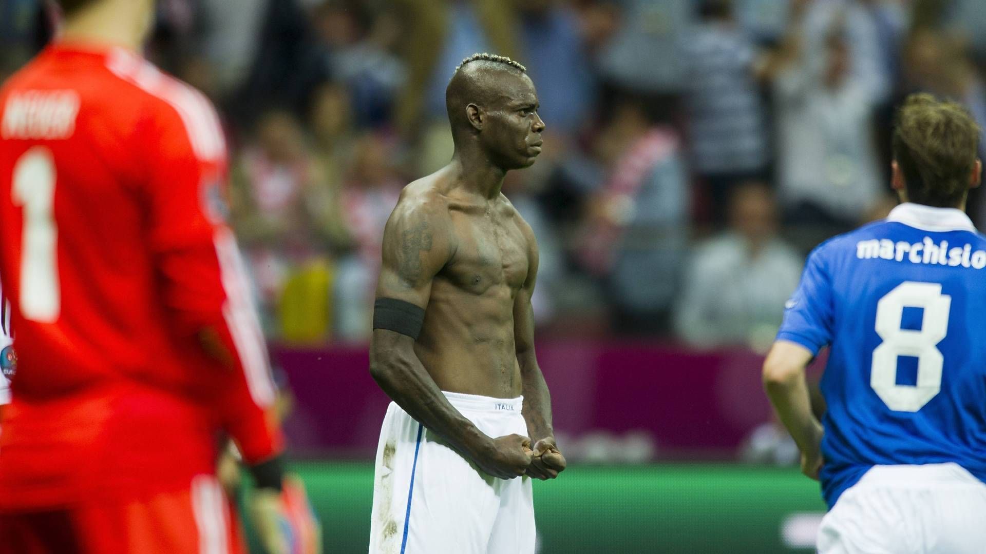 <strong>Mario Balotelli und die Pose gegen Deutschland</strong><br>
                Im Sommer 2012 sorgt Mario Balotelli für eines der prägendsten Bilder überhaupt, vor allem deutsche Fans werden seine Pose bei der EM in Polen und der Ukraine wohl nie mehr vergessen. Im Halbfinale zwischen Italien und der DFB-Elf (2:1) ist Balotelli mit einem Doppelpack hauptverantwortlich für das Ende aller deutschen Titelträume.