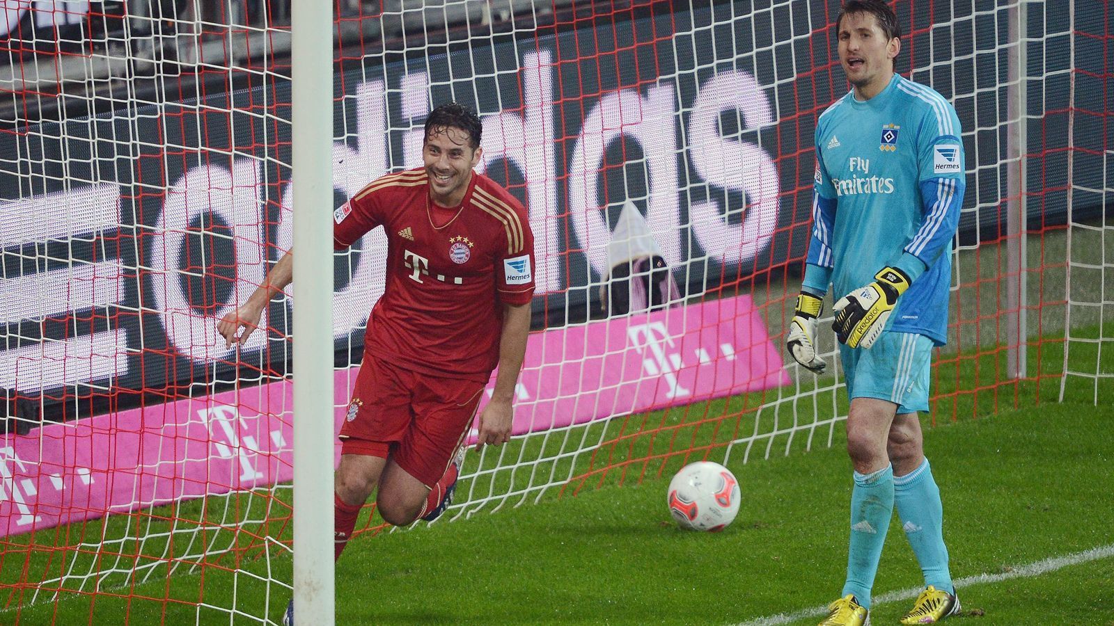 
                <strong>Platz 2 (geteilt): FC Bayern München - Hamburger SV 9:2 (30.03.2013)</strong><br>
                Wenn der FC Bayern in den letzten Jahren vor dem HSV-Abstieg die Hanseaten in der Allianz Arena empfing, hatten die Münchner zumeist so richtig Spaß. Besonders viel Freude verspürte der damalige Bayern-Star Claudio Pizarro im Bundesliga-Duell der Saison 2012/13. Der Peruaner schaffte es beim 9:2-Sieg des FCB als erster Spieler der Bundesliga-Historie, an fünf Treffern als Torschütze oder Vorlagengeber beteiligt zu sein. Bis gut 20 Minuten vor dem Ende stand sogar eine zwischenzeitliche 8:0-Führung für den deutschen Rekordmeister auf der Anzeigetafel, dann trafen die HSV-Verteidiger Jeffrey Bruma und Heiko Westermann sowie auf der Gegenseite noch Franck Ribery zum 9:2-Endstand.
              