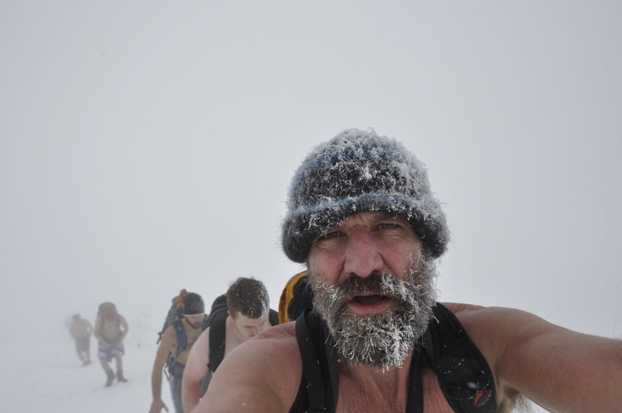 "Gehst du nicht in die Kälte, erkältest du dich." Nur in Shorts ist Wim Hof den Mount Everest hinaufgeklettert.