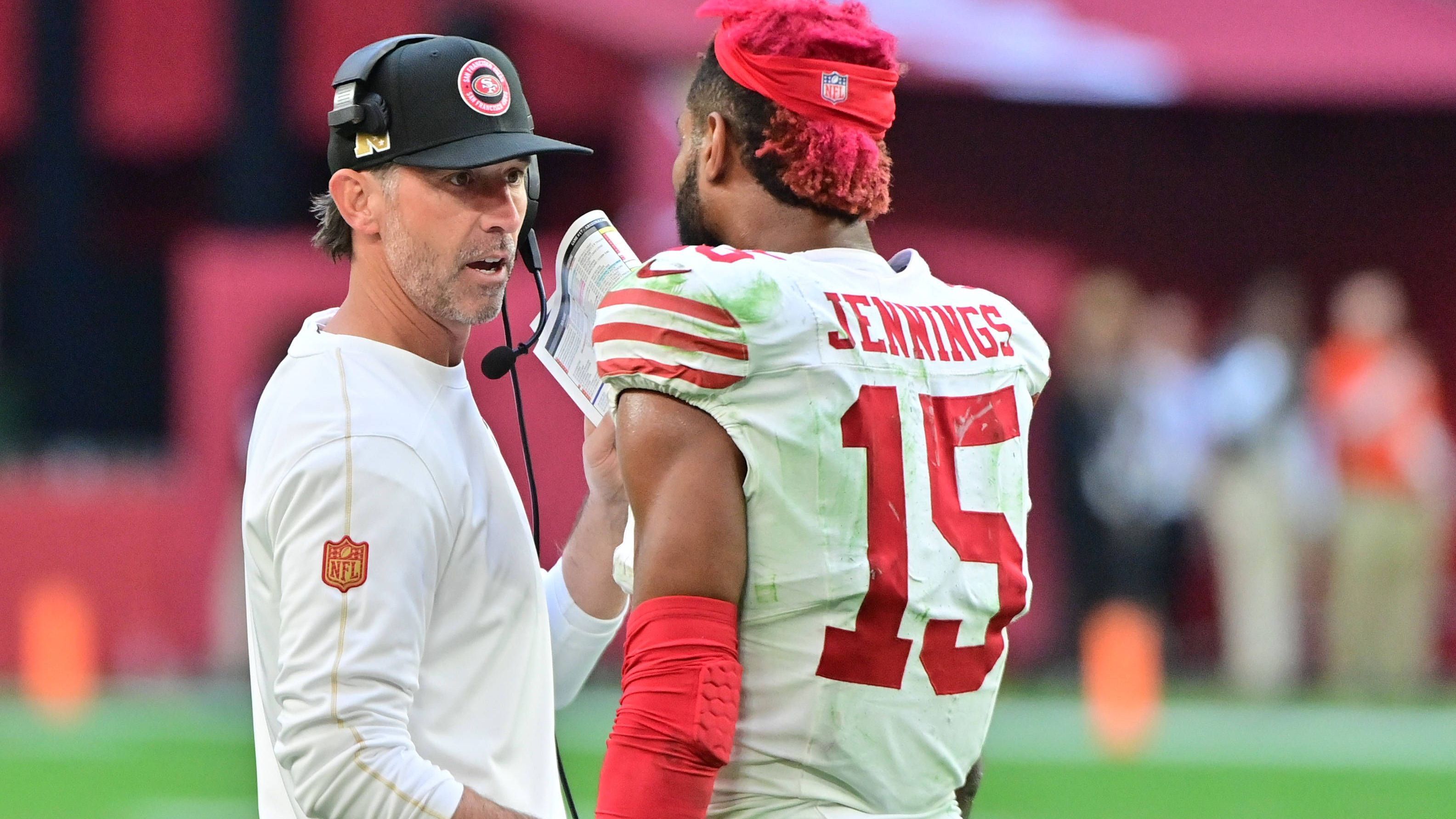 <strong>Kyle Shanahan (San Francisco 49ers)</strong> <br>Der vielleicht überraschendste Name in dieser Auflistung ist der von Kyle Shanahan. In seiner Amtszeit seit 2017 führte er die 49ers schließlich zweimal in den Super Bowl. Doch so langsam verlieren die Fans die Geduld, mit dem hochkarätig besetzten Team soll nun endlich der große Wurf gelingen. Die enttäuschende 6-11-Saison im vergangenen Jahr lässt sich mit Verletzungen erklären. Ein zweites Mal sollte so etwas aber nicht passieren.