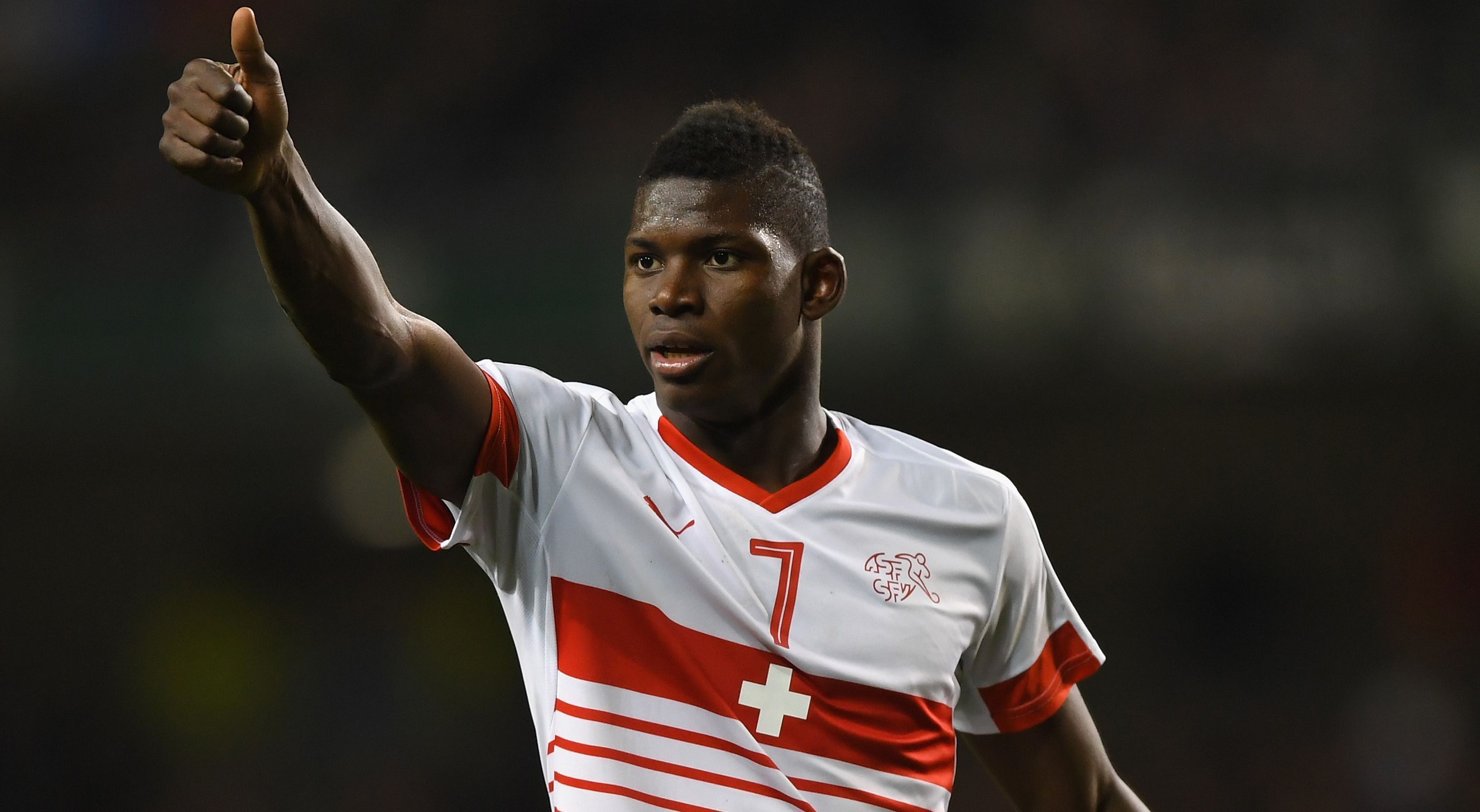 
                <strong>Breel Embolo (Schweiz)</strong><br>
                Breel Embolo (Schweiz, geboren am 14.2.1997): Der 19-Jährige ist beim FC Basel bereits unumstrittener Stammspieler und wird von zahlreichen europäischen Spitzenklubs gejagt. Drei Schweizer Meisterschaften hat Embolo bereits gewonnen, jetzt will der gebürtige Kameruner auch in Frankreich für Furore sorgen. In der EM-Qualifikation stellte das Sturm-Juwel mit einem Tor und vier Vorlagen sein Talent schon unter Beweis.
              