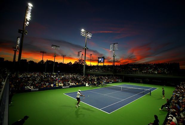 
                <strong>Sonnenuntergang </strong><br>
                Bei dieser Abenddämmerung ist es wahrscheinlich schwierig sich auf das Match zu konzentrieren. In der zweiten Runde treffen hier der Kroate Ivo Karlovic und Marcel Granollers aufeinander.
              