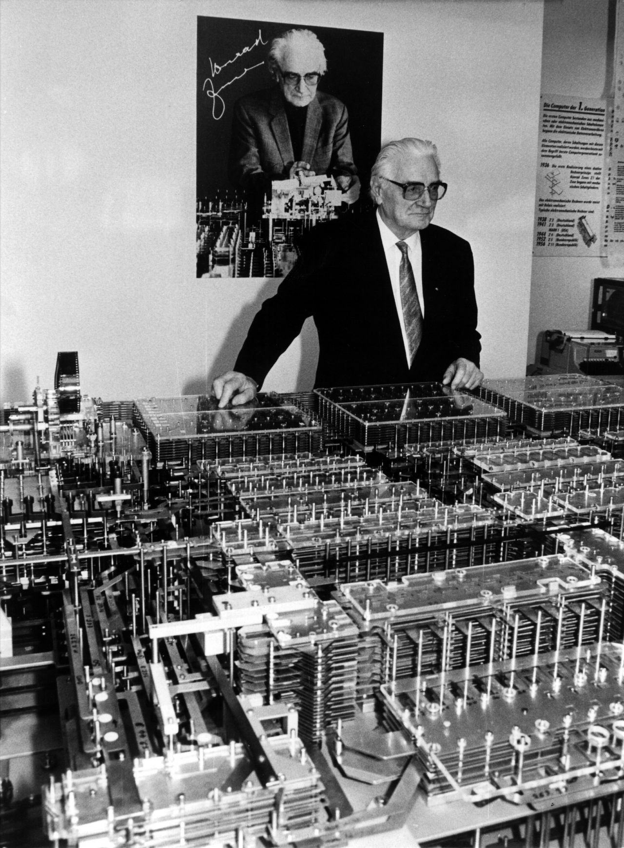 Konrad Zuse entwickelte 1941 den ersten funktionsfähigen Digitalrechner. Der Z3 bestand aus 600 Relais für das Rechen- und 1400 Relais für das Speicherwerk.